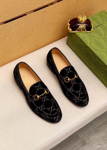 商品商标：Gucci 古驰 休闲皮鞋 正码码数: 38-44 45.46订制 商品材料：精选 进口头层鹅绒鞋面+奢华五金扣，进口牛皮内里。强烈立体视觉效果，原版