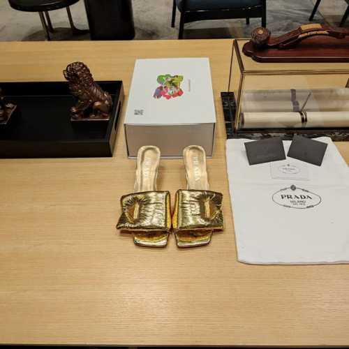 继补色 金、银、枪 马卡龙系列 顶级包装配套最高版本 PRADA 2024普拉达春季 最新款且超级爆系列填充羽绒矮跟凉爆品。 顶级原版区分:看原版粗鞋跟以及填充