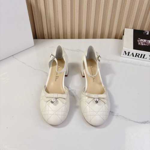Dior*迪奥 2024Vs秋冬新款单鞋系列珍珠扣中空单鞋原版购入开发 ！完美还原这款鞋的楦形细节鞋面进口牛漆皮 内里垫脚细腻小羊皮，看细节实拍认品质，小小女人