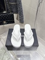 Chanel 香奈儿 25Ss 夏季新款 夹脚人字拖 海滩必备款 Chanel 2025香奈儿最新爆款 夏季夹脚拖鞋 百搭显脚瘦气质款，颜值爆棚的一款拖鞋，任意