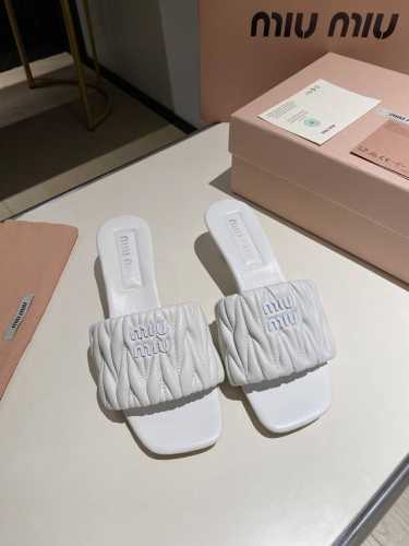 出厂价 2054Miumiu 春夏新款拖鞋系列 1：1开模. 欧美名媛 明星 网红款 ，亲肤柔软春夏必备款 富有时尚元素，鞋面外表电绣缪缪扣子贵气感十足， 面料