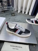 商品商标: Thom Browne 汤姆.布朗 正码码数: 38-45 商品材料: 新款tb白鞋风暴，鞋面采用原版进口牛皮，羊皮内里 鞋底采用原版鞋底制作 织带