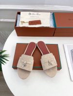 Loro Piana 乐悠翩雅 代购级别2025春夏新品 Summer Charms 经典金属吊坠羊猄面拖鞋 LP是意大利顶级奢侈品牌 低调奢华 设计都是一贯纯