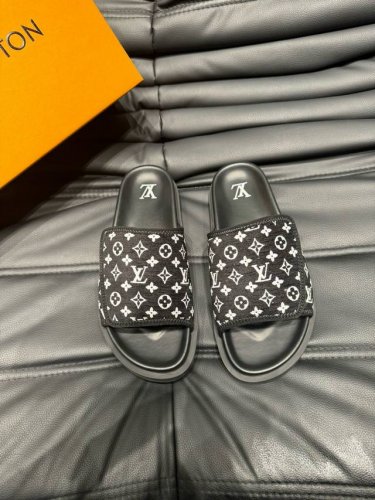 38-45 Louis V*高端精品 奢品拖鞋，1:1高端品质，休闲阳光宽松舒适型，最高版本高品质精品，经夏季必入哦！