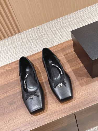 Alexander Wang 亚历山大王春夏方头芭蕾舞鞋 小方头就是芭蕾舞鞋最真切的样子，优雅大方，不失个性！ 小羊皮超软糯，牛仔面料也是真真好看 羊皮内里 意