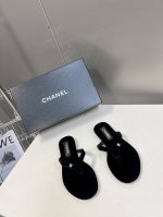 290 Chanel｜小香春夏新品 双C人字拖 大爆款已经被它的美貌折服 有拖鞋随性自然 又彰显品牌特色 满满的高级感 上脚超洋气 鞋面丝绒牛皮 内里采用混种羊