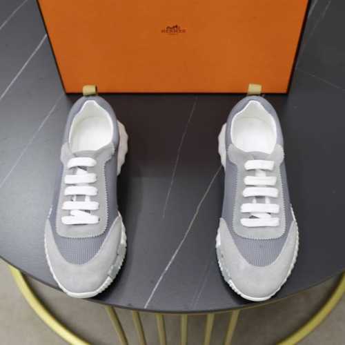 出厂价： 原单品质情侣 Hermes 顶级版本# 爱马仕h家经典情侣款 休闲运动鞋 情侣款休闲之履运动老爹鞋结合高科技帆布与麂皮山羊皮，在橡胶鞋底上饰以夸张“H