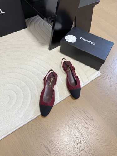 Chanel 经典slingback后空凉鞋前几年一直在做这个款今年我们还是重新购版，再次精细copy。发现新版面的鞋面线条和形体舒适度都做了微调！ 这个品牌方