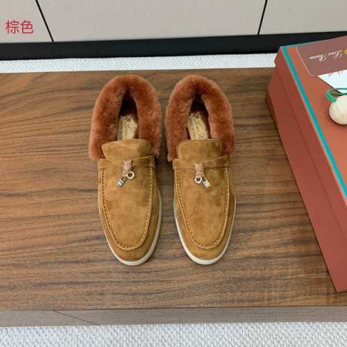 Loro Piana 领口毛乐福鞋。意大利顶级羊绒复古优雅低调奢华。时尚性与皮料实用性同样兼具依然全网最高品质。鞋面羊京，羊毛垫脚，领口羊毛。原版大底。配卡片、