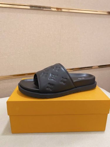 工厂价: LV打造顶级代购 男士春夏拖鞋专柜同步 鞋面意大利进口牛皮搭，标志图形高品质工艺，鞋底：原厂特供原版底，独家活动成型底超级舒适，原厂跟单货，高品质，可