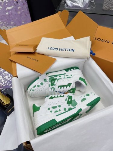 工厂价 原版开发 品质出货 欢迎对比 Lv板鞋系列 Lv Trainer Maxi运动鞋将成衣系列的宽松廓形引入virgilabloh笔下的lvtrainer运