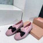 高品质出厂单鞋340！顶级品质 Miumiu春夏新品蝴蝶结配饰雕花冲孔平底乐福鞋单鞋拖鞋系列 即优雅又可爱 带弧形的小圆头 完美演绎赫本风 上脚可爱又减龄 配上