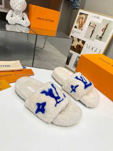 工厂直批 Louis Vuitton 新款新色加入羊毛拖鞋细毛 頂级品质纯皮毛一体直毛打造！超温暖的感觉，穿上仿佛踩在云朵上lv经典老花装饰，精致高级！让这双毛