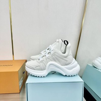 拱桥顶级版本Lv驴牌休闲运动老爹鞋大胆的前卫设计上富有个性的波浪形大底，风骚整个时尚圈，超符合新潮流新趋势的代名词，欲称史上最酷休闲运动鞋，谁穿谁将成为回头率最