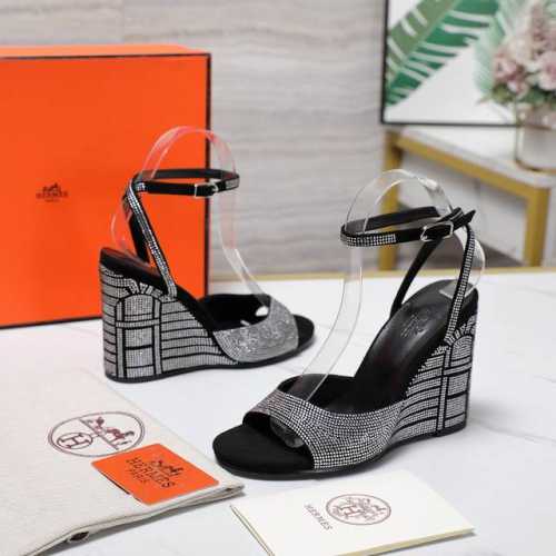 新款 HermèS 爱马仕最新款 烫钻坡跟厚底凉鞋 极约复古的设计 浓厚的异域风情 时髦感十足、随便上脚都很有腔调 简简单单的款式随便搭配一下高级感就很棒 百搭