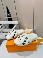 魅力女性，从足下开启奢华之旅。Lv 路易威登 女士羊毛拖鞋，为您精心打造。 经典的滴胶四叶草logo，彰显品牌的独特魅力与非凡格调。澳大利亚优质羊毛，给予您极致