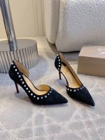 出厂价 Christian Loubouti* 经典侧空铆钉红底高跟鞋 流畅的曲线勾勒曼妙风情 尽显性感风姿 万年经典款 鞋面羊京 内里垫脚羊皮 原版进口AR1