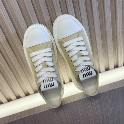 Miumiu缪缪 2024新款运动鞋，饼干鞋，帆布鞋，小白鞋~~ 国内外博主刷爆的一款，小红书种草系列，百搭时髦上脚美炸了 简约的运动板鞋设计，极具辨识度的鞋舌
