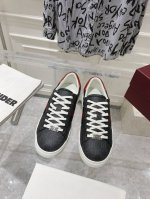 出厂 Gucci古驰最新ace系列pro版小白鞋 原版购入开发 Ace系列运动鞋延续品牌叙事，匠心成就主打单品。 配送专柜精美包装 面料 原版进口柔软牛皮 内里