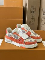 顶级版本 情侣款上线本款 LV Trainer运动鞋款号VL 0273 此款选用Damier粒面牛皮革玩味色彩和比例玄机，再以工致鞋面和侧面手写体路易威登标识压