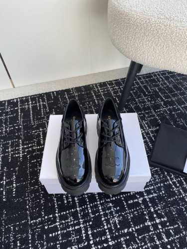代购级 Celine 24Ss 秋冬最新爆款 乐福鞋 赛琳真的是开了挂、太有特色了 今年必须要入手一双celine乐福鞋 ，复古风经典款 超级百搭 简单大气 无