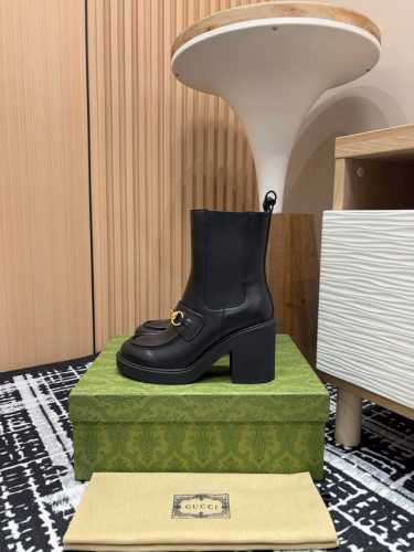 25Ss新款gucci马衔扣粗跟高短靴 典藏图案继续在gucci全新系列中大放异彩。全新系列匠心呈献马衔扣配件，彰显品牌马术传承。这款女士短靴采用皮革制作，搭配