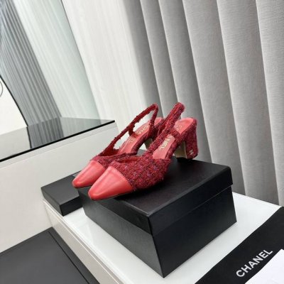 chan*l经典slingback小香后空凉鞋！就像coco香奈儿女士说的：流行稍纵即逝，但风格永存！这双后空鞋就是香家经典中的经典！双色搭配，简约精致，专柜里