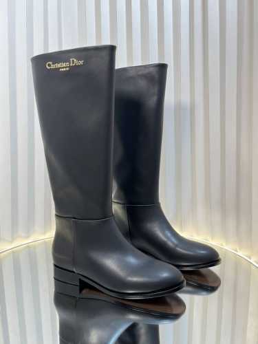 dior 迪奥2024秋冬新款d-Town系列朋克风女靴 明星同款cd字母logo五金扣机车及膝长靴 低跟圆头一脚蹬骑士高筒靴 材质：鞋面进口全粒面小牛皮+水染