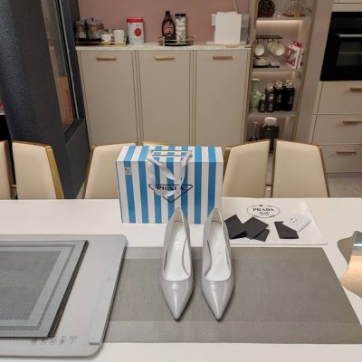 扁跟尖单鞋系列 顶级包装配套最高版本 Prada 224普拉达新品， 顶级版本 实力来袭！ Prada24“打腊油皮”,材质制作，热卖款式，秋冬季尖头单鞋款，四