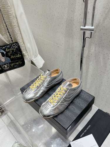 Dries Van Noten Dvn 复古德训鞋 Dries Van Noten 2024春夏系列 设计师通过改造、扭曲和颠覆经典元素，打造出实用而富有设计感