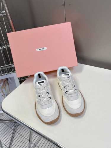 MiuMiu缪缪春夏秀款 饼干鞋 阿甘鞋休闲运动鞋专柜RMB8930购入开发 miumiu最新爆款 前卫大胆的设计，Miu Miu风格融于此款厚底帆布运动鞋的简