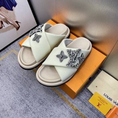 出厂价 Louis Vuitton 2024新款水晶砖面拖鞋 頂级品质纯皮毛一体直毛打造！超温暖的感觉，穿上仿佛踩在云朵上lv经典老花装饰，精致高级！让这双毛拖