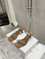 顶级版本therow 最新款夹趾凉鞋 来自美国的年轻品牌，这不用多说，是近两年最火之一的品牌，春夏的季节就要到了 凉鞋我感觉即将要爆火！无论是配牛仔裤，亚麻腿裤