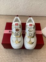 Roger Vivier 25ss 春夏 RV厚底运动鞋休闲鞋以皮革拼镜面织物和网眼面料制成前面点缀迷你闪钻饰扣和珐琅花朵舒适又不失活泼，尽显松弛感材质：牛皮革