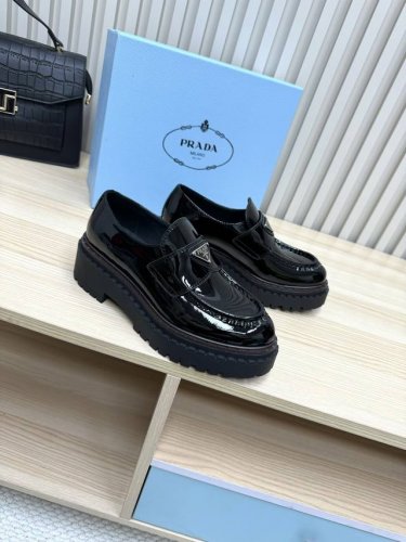 Prada 普拉达 24*秋冬最新发布厚底一脚蹬乐福鞋 皮鞋 单鞋 面皮：开边珠牛皮 牛皮， 内里：进口混种羊皮里 大底：原版锯齿发泡底 厚底 码数：35～39
