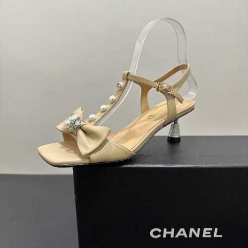 Chanel香奈儿小香风中跟珍珠蝴蝶结凉鞋，尽显优雅风情。精致珍珠串成饰带，搭配柔美蝴蝶结，缀以闪耀水钻，华丽感拉满。方头设计时尚大气，搭配镶钻电镀细跟增添女人