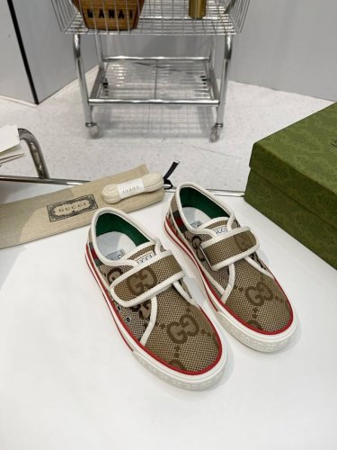 工厂价女 男10 Gucci Tennis 1977系列低帮运动鞋来啦迪士尼Disney 与Gucci Off The Grid合作系列早秋系列：原版鞋底、原版