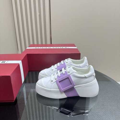 厂价 Roger Vivier Rv钻扣厚底休闲运动鞋 一款超经典的超美的休闲鞋 脚感宛如踩在云朵般轻巧舒服 Blingbling闪钻简直是撞在心口上的喜欢 在