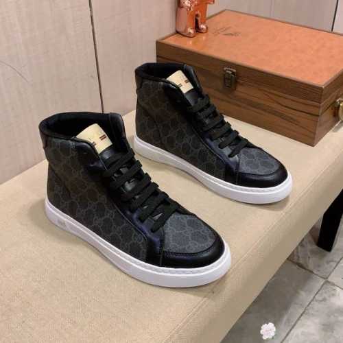 高帮新款: 厂价: 古奇gucci* 最新爆款休闲鞋，顶端品牌奢侈～代购，顶级～质量。鞋面選用进口透气牛皮搭配材质透气羊皮垫脚 精细做工。原版个性时尚柔软橡膠耐