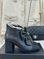 单鞋 短靴 Chane*｜小香24P新品大蝴 蝶结珍珠双c靴子单鞋系列 超仙的大蝴蝶结凉拖鞋 大蝴蝶结也是当下流行趋势 非常足的松弛感 上脚非常简洁优雅。 面料