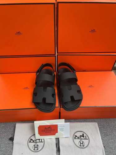 H家 HERMES 男女同款，最近火到不行的情侣款二舅鞋- 凉鞋,搭配各种彩色袜子，潮爆了 鞋面：进口混种羊皮.鹿皮 内里：进口混种羊皮 大底：Tpu防滑耐磨大