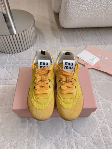 出厂价 miu 联名lululemon休闲运动鞋 这款上脚真的很好看 结合了优雅和运动功能 真是舒适又时髦 配色太好看啦 原版购入打版开发 尺码35-39 40