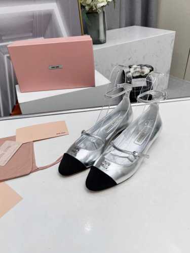 高品质出厂 Miu Miu 2024新款春夏尖头小猫跟单鞋包头凉鞋 一眼看上miumiu这双高跟鞋，上脚果然更惊艳，镂空一字带单鞋 也是采用拼色设计性感与于一体