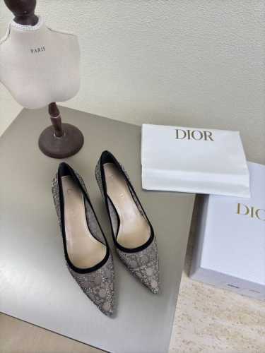 猫跟Dior 网钻系列 440 超高版本 单鞋款 金属钻石 Logo质感满满 鞋型升级到极致脚感 超级美 今年必不可少的时尚单品 D-Doll系列经典珍珠配饰时