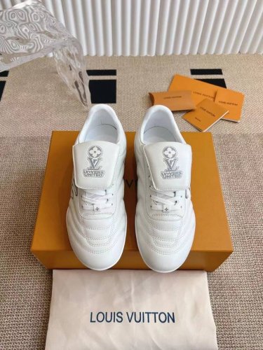 市场最顶级 25ss 春夏季新款 情侣同款球鞋 穿上就是时髦精这款 Footprint Soccer 运动鞋于2025春夏系列时装展中亮相，是Pharrell