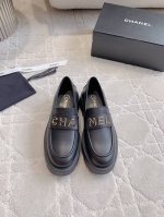 出厂价 Chane*新款厚底乐福鞋 这款也太经典太好看啦 字母logo装饰一点也不夸张 反而很有高级感 原版开模的五金扣太有质感啦 厚底设计上脚显得腿又细又长