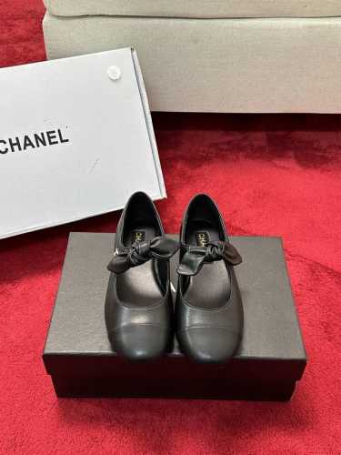 Chanel 25C早春玛丽珍单鞋系列这一季的鞋子都很棒耶！纯黑色玛丽珍上脚很舒服鞋面皮质也很软，不用担心会磨脚。兔耳朵也好可爱，黑白拼色和黑色布面都很好看。鞋