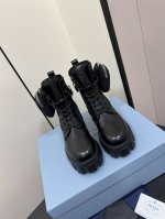 Prada松糕底包包短靴厚底系列 T台走秀网红同款＂造梦不夜城＂Prada能在重要场合上用得上了，小清新风带点贵气的感觉，上脚非常完美穿搭配上此鞋，优雅大方，晶
