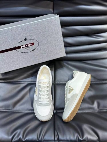 38-45 Prada 普拉达新款男士真皮运动鞋，市面最高版本 、欢迎任意对比！原版皮料质感极佳，超上档次！意大利进口胎羊网内里，可拆式垫！奢华用料、精细做工，