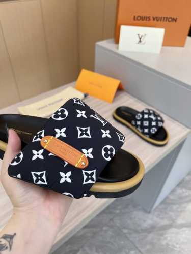 工厂价 Louis Vuitton 路易威登2024 春夏最新爆款魔术贴系列 情侣款厚底拖鞋 代购级别稀品上新 T 鞋面：Lv进口5D打印花布，牛皮内里 大底：